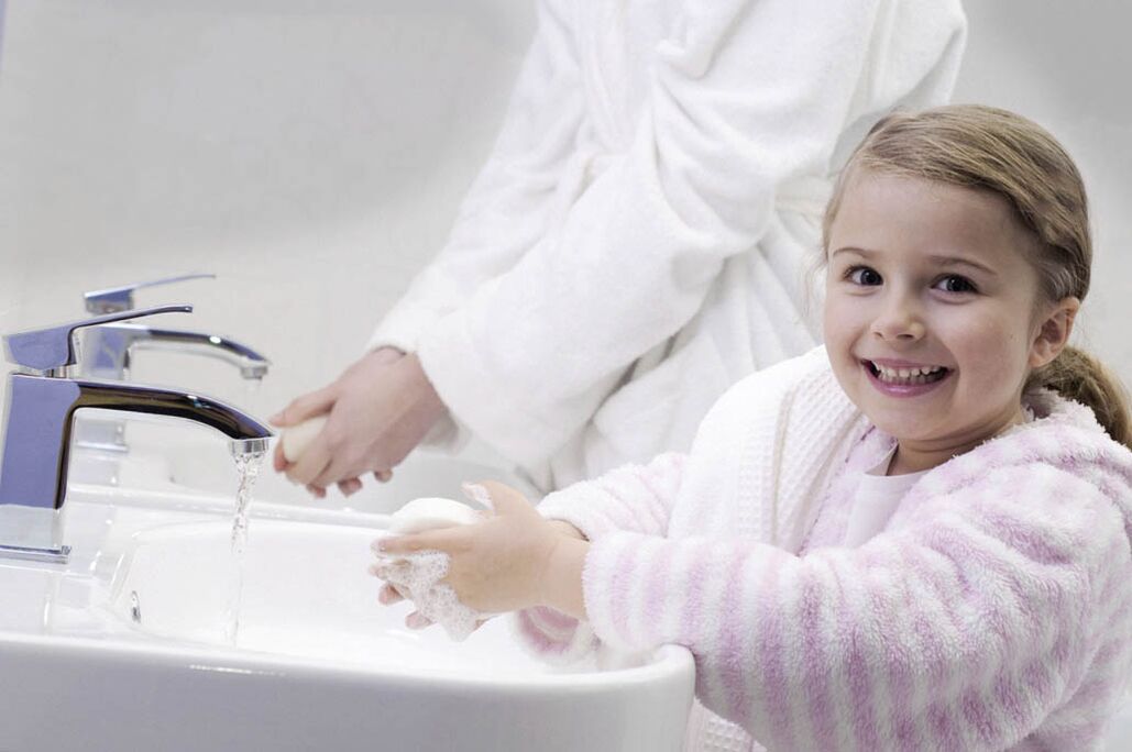 Lavez-vous les mains pour éviter l'infection par les vers. 